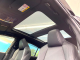 【調光パノラマルーフ】車内の解放感が一気に上がる大型パノラマルーフに調光機能がプラス!日差しが強い時、シェードを閉めなくてもガラスの透明度を調整することで心地よい明るさに♪