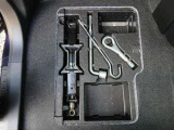 助手席のフロアボードを取りはずすと、工具類が装着されています!