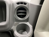 【運転席ドリンクホルダー】使いやすさに配慮したドリンクホルダー