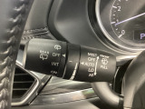 レバーをAUTOの位置にしているとき、レインセンサーが雨を感知すると、雨量に応じてワイパーが自動で作動してくれるオートワイパーを装備!設定変更で非作動にすると、間欠作動に固定されます。