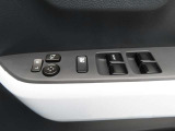 運転席のパワーウインドースイッチ部です。よく触れる場所だからこそ、使用状態があらわれますよね。ぜひこうした所もチェックしてください。