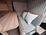 MYROOM専用の2 in 1シートを採用。移動する際の前向き乗車のポジションと駐車時の後ろ向きポジションを簡単に変えられる