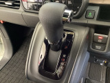 CVT車のセレクトレバーです。低速から高速まで、変速ショックのないスムーズな走りと、エンジン効率のよい領域を維持して燃費にも貢献します。サイドブレーキはスイッチ操作の電子制御パーキングブレーキです。