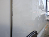 運転席側ドアにヘコミがあります。(助手席側にもあります)