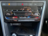 2ゾーンフルオートエアコンディショナー。運転席と助手席でそれぞれ独立して温度・風量の調節ができます。