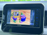 停車中にテレビ番組の映像を視聴でき、休憩時間や待ち合わせの合間にも活用できます。画面には映像と番組情報が表示され、車内で過ごす時間の楽しみが広がります。