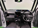 360&deg;UV&IRカット機能ガラス採用。見易い計器類と運転し易いレイアウトのドライビングポジションは、極細Aピラーの採用で視角も少なく前方&左右の見切りが良く安心して運転できます。