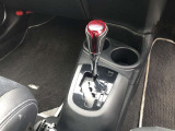 操作しやすいATシフトです。 シフトチェンジを気にしなくていいので運転だけに集中できますね。 自然と手に届くところにある、手になじむ形状のシフトノブがいいですね。