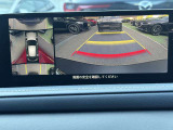 360&deg;ビューモニターでは、両サイドとフロント、バックカメラの合成で、あたかも上空から見下ろした様に周囲を確認して頂けます。駐車場だけでなく、T字路等でも活躍のアイテムです!