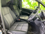 運転席と助手席は、身体を支える形状のシートでゆったりと座れる印象です。前方やサイドの窓から周囲を見渡しやすく、乗り降りもしやすい空間です。