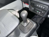 マニュアル車です。