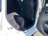 コンパクトな車ですが、後席も充分なスペースを確保しています。足元空間も広くリラックスしてドライブが楽しめます。