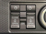 両側パワースライドドアウェルカムオープン機能 降車時にスイッチで予約しておけば、乗車時に電子カードキーを持ってクルマに近づくだけでパワースライドドアが自動でオープン♪