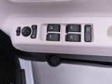 パワーウィンドウのスイッチです。 運転席に居ながら助手席の窓を開け閉めできるので便利ですよ。 ロック機能も付いてるので子供がイタズラして窓を開けるという事もできなくできますよ。