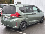 コンビネーションランプを高い位置に配置、後続車に見やすいデザインで安全にも配慮。