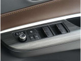 《パワーウインドウスイッチ》車の基本装備のひとつのパワーウインドウです。オート機能もあって、押し方の強弱で調整も出来ます。