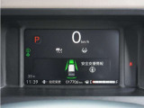 【オートライト】周囲の明るさに応じて自動でヘッドライトの点灯・消灯ができる機能です。ライトの付け忘れ・消し忘れなどが無くなり、雨の日や夕方の走行も安心。トンネル通過時も便利です