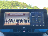 テレビ番組を画面で楽しめる装備です。停車中の待ち時間などに映像を視聴でき、画面には空調の設定表示も並んでいます。利用シーンに合わせてご活用いただけます。