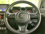 ステアリングには左右に操作ボタンが配置され、運転姿勢のまま各種機能にアクセスしやすい構成です。手元で操作できる機能がまとまり、視線の移動を抑えながら扱える便利さが日常の運転を支えます。