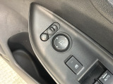 狭い駐車場で便利な電動格納ドアミラーが付いています。