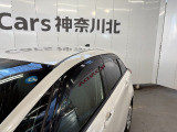 ドアバイザーを装備!雨の日でも窓を少し開けて車内の換気がしやすく、空気を入れ替えたい時に便利です。雨の吹き込みを抑えてくれるため、天候を問わず日常使いで活躍する実用的な装備です。