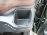 運転席側の手の届きやすい位置にもドリンクホルダーが付いています。