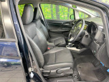 運転席まわりには十分なスペースがあり、大柄な方でもゆったり運転していただける環境です。