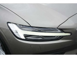 ひときわ印象的なT字型のLEDヘッドライトは、新世代のボルボを象徴するユニークなアイコンとなっています。LEDデイタイム・ランニング・ライトやポジションライト、ウインカーの役割も果たします。