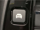 EVスイッチをONにすると、バッテリーからの電力を使いモーターだけで走行します♪住宅街の走行でエンジン音を控えたい時などに便利です♪