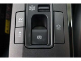 電動パーキングブレーキを搭載。スイッチ操作でパーキングブレーキを作動・解除することが可能ですので、操作の力が不要ですよ♪