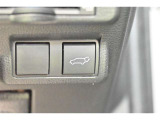 パワーバックドアです。手に荷物があって塞がっていてもスイッチで開閉できるので便利ですよ。