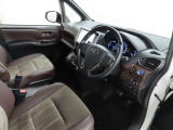 シンプルで使いやすいデザインの運転席です。