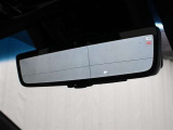 デジタルインナーミラー(前後方録画機能付)が装備されています。車両後方カメラの映像をミラー内のディスプレイに表示。車両前後のカメラで撮影した映像をデジタルインナーミラー内のSDカードに録画します。