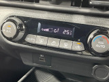 【オートエアコン】一度お好みの温度に設定すれば、車内の温度を検知し風量や温度を自動で調整。暑い&hellip;寒い&hellip;と何度もスイッチ操作をする必要はありません。快適な車内空間には必須の機能ですね♪