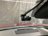 【別途SDカードの購入が必要です。また社外品は保証対象外となります。】運転中の映像・音声などを記録して、交通事故やトラブルが起きた時の正確な状況把握に役立つドライブレコーダーが装着済。