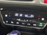 【左右独立オートエアコン】左右独立型、いわゆるデュアルエアコンです。運転席と助手席でそれぞれお好みの温度を設定可能です。
