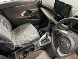 運転席と助手席の間のセンターコンソールにカップホルダー2つあります(^^♪