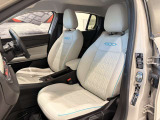 フロントレザーシートにはシートヒーター/ベンチレーションを装備