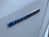 ハイブリッド専用のエンブレムです。テールゲートの右側についております。外観からでもどのような車なのかも一目でわかりますし、エンブレムによる存在感があってかっこいいですよ!
