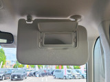 【バニティミラー】運転席・助手席のサンバイザーに装備。身だしなみチェックやメイク直しも安心です。