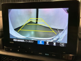 リバースギアに入れるだけで後方の表示へ切り替わります。夜間や雨の日の駐車も楽になりますよ。