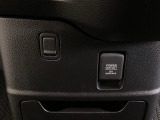 アクセサリーソケットはUSBのアダプターなどをつければ、スマホの充電にも使えます。周辺には物が置けるボックスがついています。