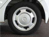 ◆純正ホイール装着車◆シンプルなデザインのホイールキャップ付きです。