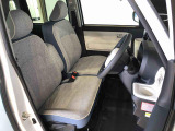 運転席の座面高さを調整できるシートリフターが付いています。フロントシートはベンチシートを採用で、座面も広く使い勝手もいいですよ♪