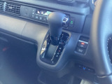 インパネシフトだから視線の移動も少なく足元もスッキリ♪運転席もゆったりしているのでゆとりを持ってドライブできますね!
