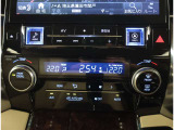 スマートキー付きです。スマートキーとは鍵を車に差し込まなくても、ドアノブを触ったりするだけで、ドアロックを解錠できます。これが凄く便利なんですよ。