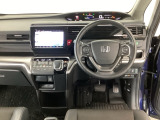 【ハンドル】運転にかかわる様々な操作を安全に行えるように視点移動が少なく操作性に配慮されたスイッチ類が凝縮されたコックピットです。