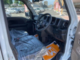 毎日過ごす運転席は要チェック。シートのへたり・擦れ、視界のイメージまで伝わる重要ポイント。