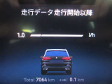 視認性にすぐれた2眼メーター。左がスピード、右にタコメーター。中央部には『ボードコンピューター』装備し、車両のあらゆる情報を表示いたします。目的地設定時にはナビ案内もメーター内で行います。
