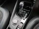 【シフトノブ】BMWの高性能オートマチックは、ATセレクトレバーを左側に倒すことで、通常の「D」から「S」(スポーツ)または「M」(マニュアル)へと切り替えが可能です。